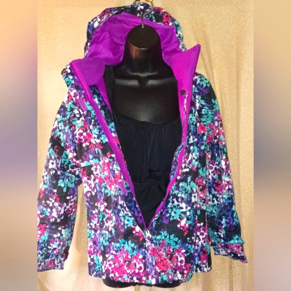 Nice girls coat by Columbia... detachable hood.. size L